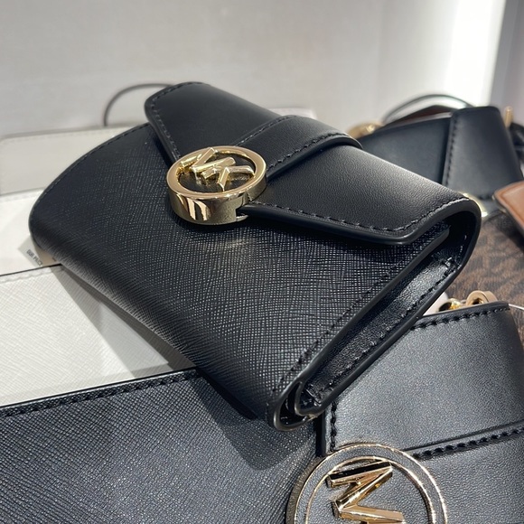 MICHAEL KORS
Carmen Medium Faux Leather Wallet
Black
NWT - Picture 5 of 16